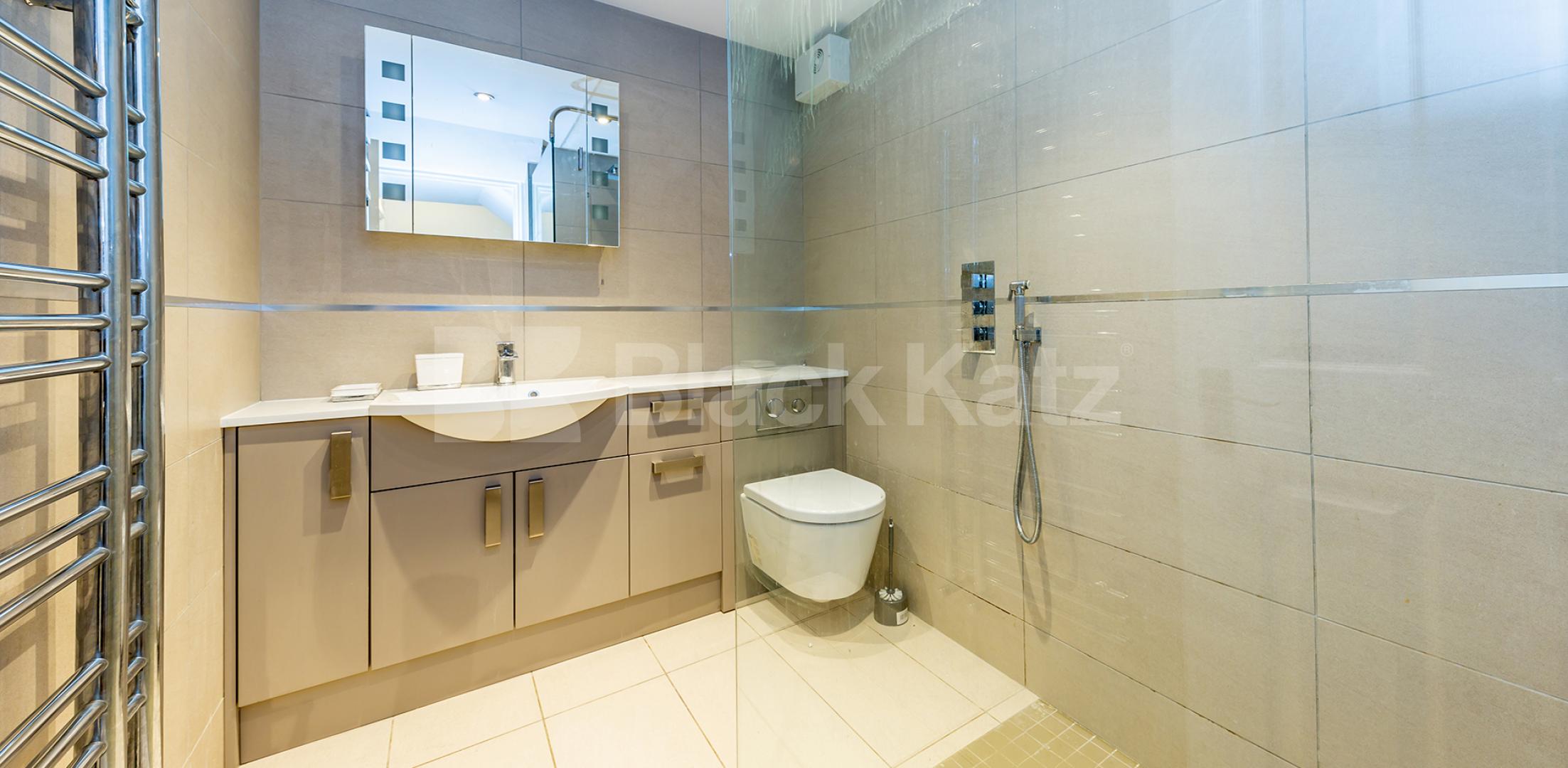 			STUNNING TWO BED!, 2 Bedroom, 1 bath, 1 reception Flat			 Queens Gardens, LANCASTER GATE